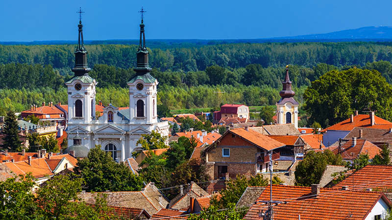 Staden Sremski Karlovci med hustak och torn på resa till Serbien.